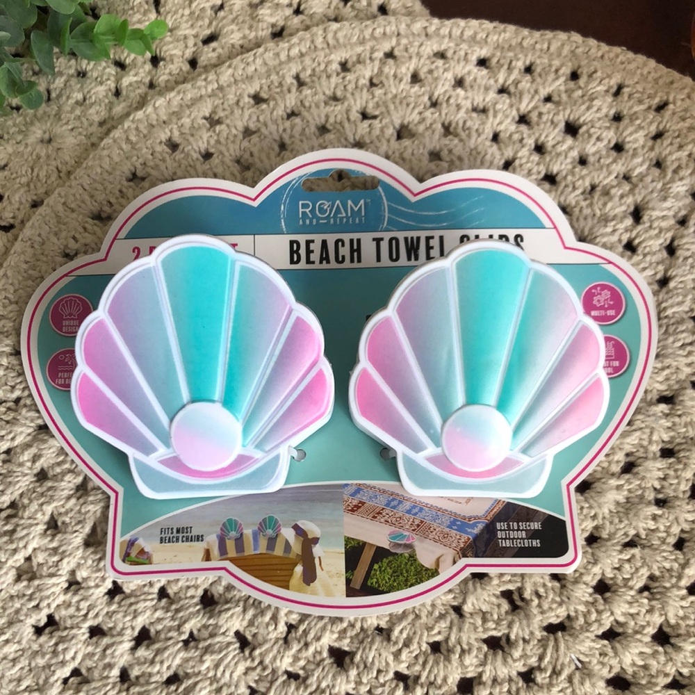 Roam Beach Towel Clips in Pastel Shell Design